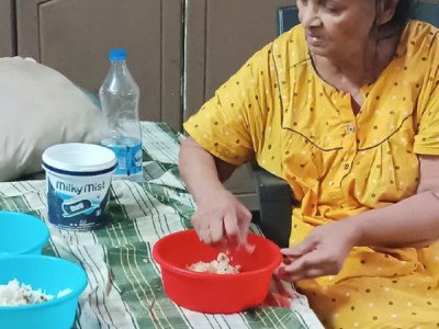 एक बुज़ुर्ग को अपनाएँ